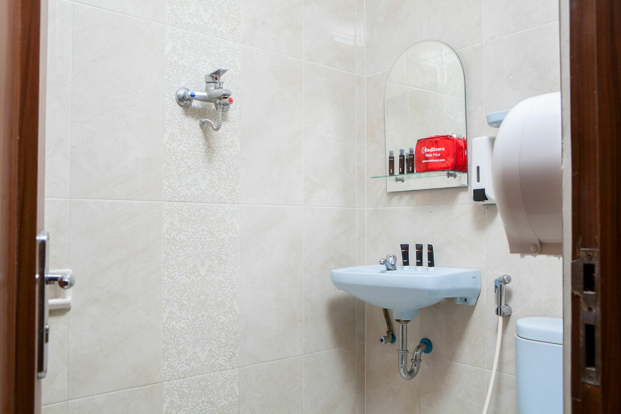 Reddoorz Plus Near Riau Street Bandung Zewnętrze zdjęcie